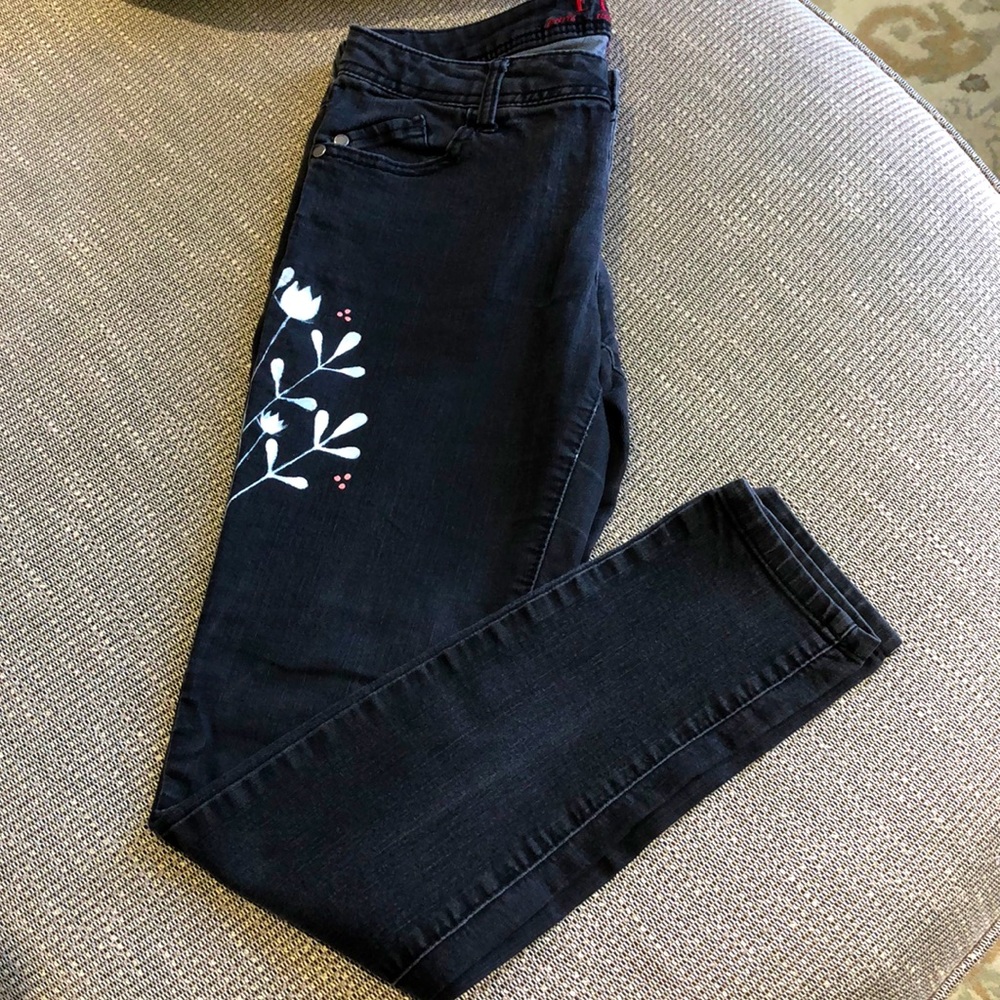 Elle jeans Size 4R. Black, painted floral design